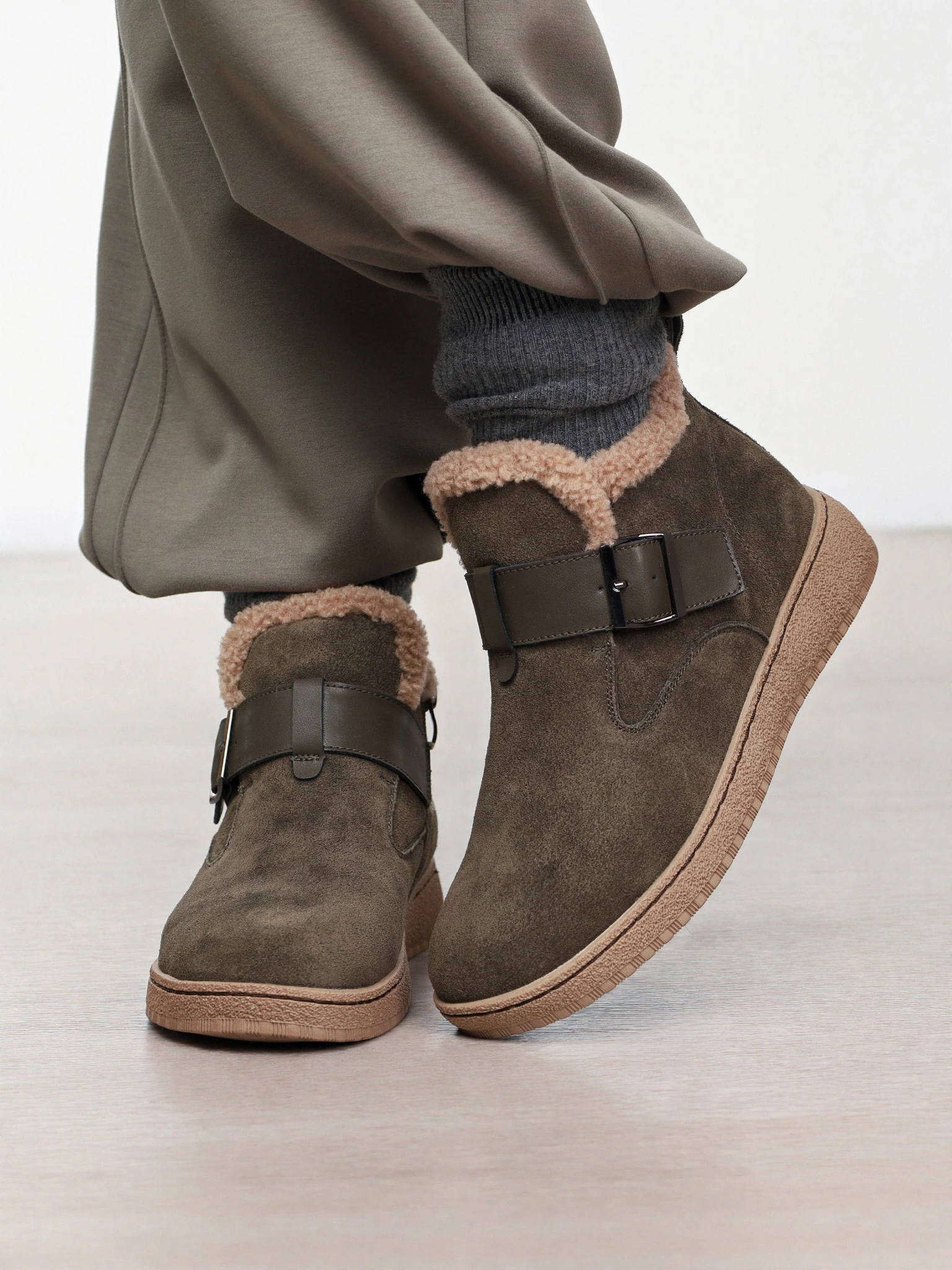 Ботинки цвета хаки с ремешком на низкой платформе